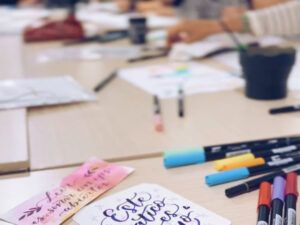 Ejercicios de lettering creativo con color realizados durante un taller en Madrid
