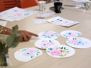 Composiciones de flores pintadas con acuarela durante un taller de acuarela floral en Madrid