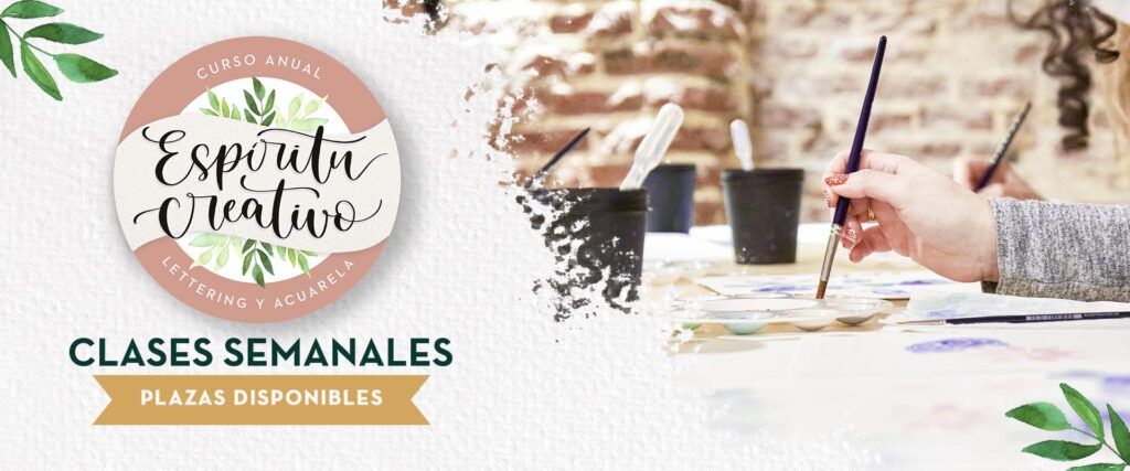 Banner del curso anual Espíritu Creativo con clases semanales de lettering y acuarela en Madrid. Imagen de una mano pintando con acuarela sobre una mesa con pinceles y paletas de color.