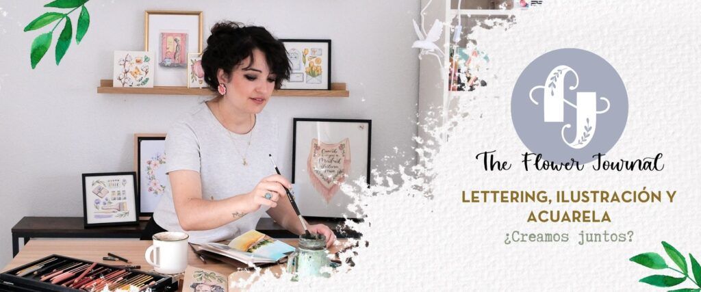 Ilustradora Inés Señas pintando con acuarela en su mesa de trabajo, rodeada de dibujos, lettering y materiales de arte
